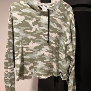 Camo cropped hoodie